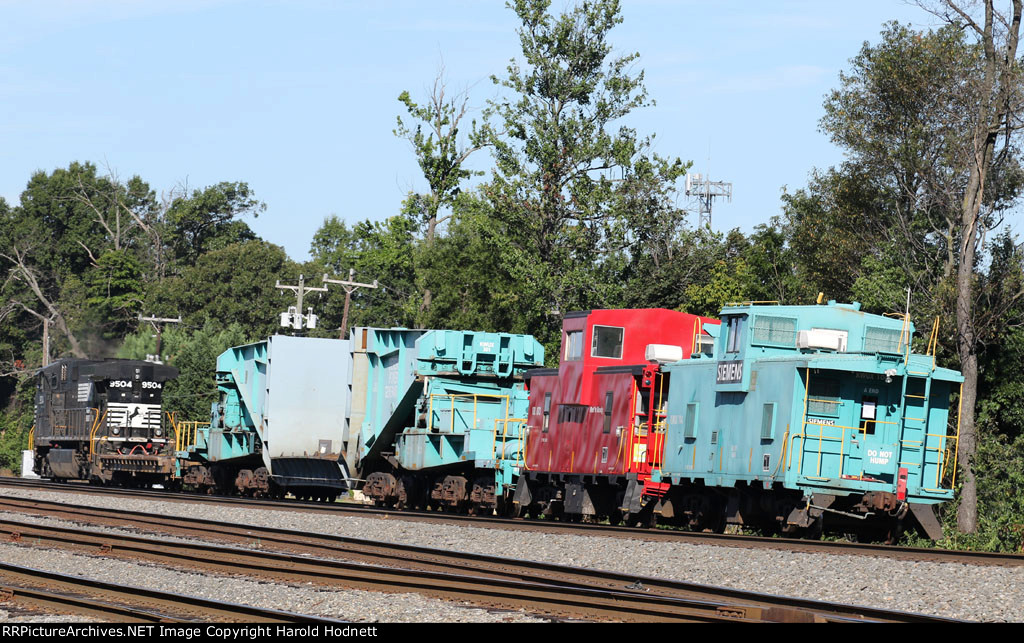 NS 9504 leads train O55 southbound